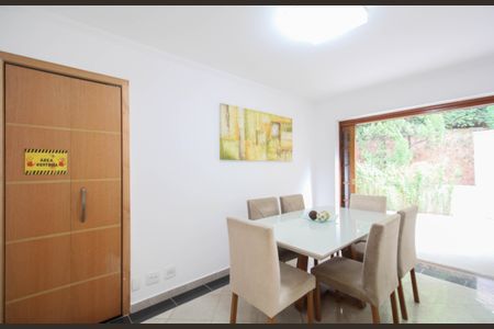 Casa de Condomínio à venda com 3 quartos, 220m² em Vila Tramontano, São Paulo