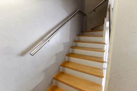 Escada acesso quartos de casa de condomínio à venda com 4 quartos, 126m² em Jardim Monte Kemel, São Paulo