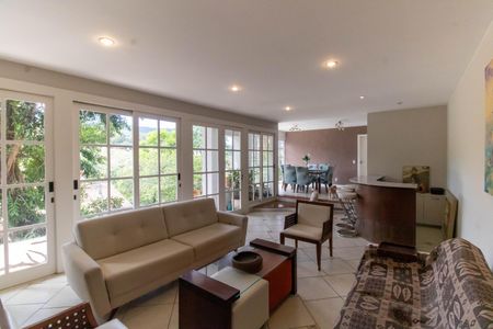 Sala de casa de condomínio à venda com 3 quartos, 420m² em Matapaca, Niterói