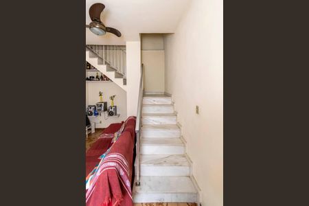 Sala - Acesso ao 2º andar de casa de condomínio à venda com 3 quartos, 227m² em Irajá, Rio de Janeiro