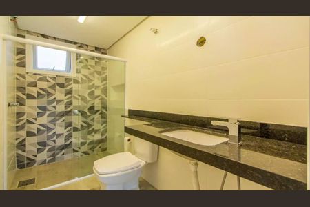 Banheiro da Suíte 1 de casa para alugar com 3 quartos, 190m² em São Geraldo, Porto Alegre