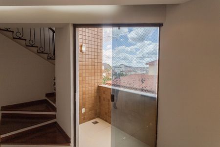 Apartamento à venda com 3 quartos, 217m² em Pompéia, Belo Horizonte