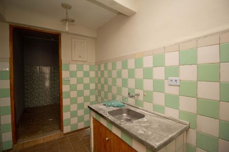 Cozinha de casa para alugar com 1 quarto, 40m² em Vila Serralheiro, São Paulo