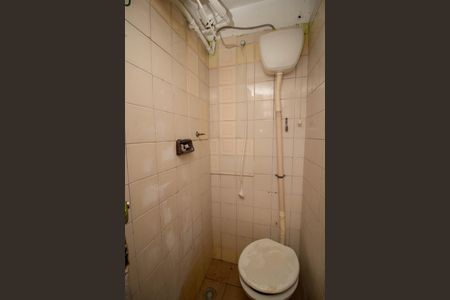 Banheiro de casa para alugar com 1 quarto, 40m² em Vila Serralheiro, São Paulo