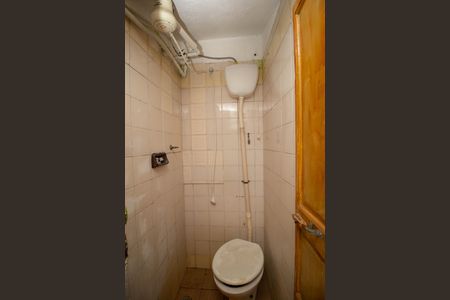 Banheiro de casa para alugar com 1 quarto, 40m² em Vila Serralheiro, São Paulo