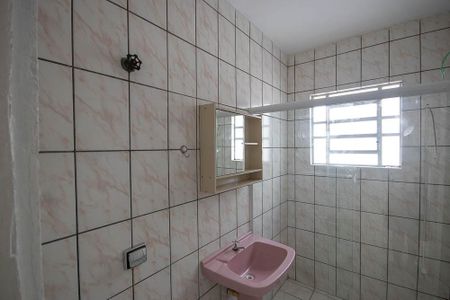 Banheiro de casa para alugar com 2 quartos, 55m² em Vila Sabrina, São Paulo