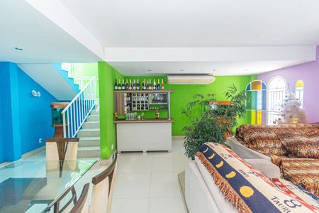 Sala de casa para alugar com 4 quartos, 435m² em Jardim Sulacap, Rio de Janeiro