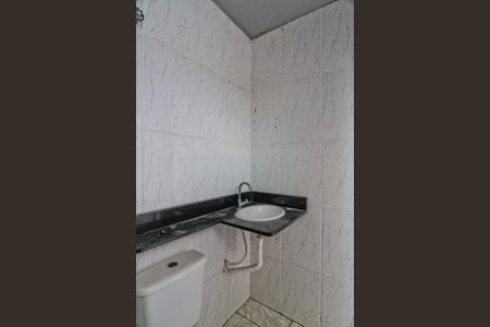 Banheiro de casa para alugar com 1 quarto, 60m² em Parque Maria Domitila, São Paulo