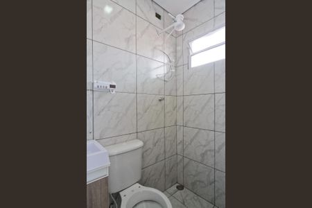 Banheiro social de kitnet/studio para alugar com 1 quarto, 17m² em Vila Nina, São Paulo