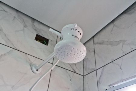 Banheiro social de kitnet/studio para alugar com 1 quarto, 17m² em Vila Nina, São Paulo