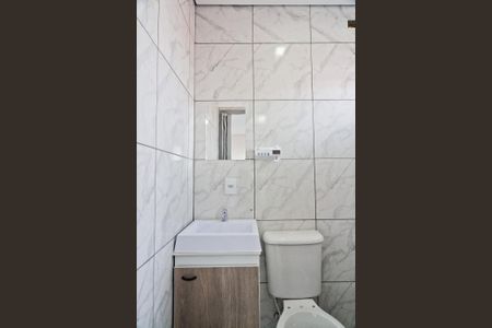 Banheiro social de kitnet/studio para alugar com 1 quarto, 17m² em Vila Nina, São Paulo