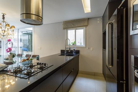 Cozinha de casa de condomínio à venda com 3 quartos, 300m² em Indianópolis, São Paulo