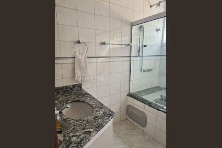 Banheiro de casa de condomínio para alugar com 3 quartos, 490m² em Bairro das Palmeiras, Campinas