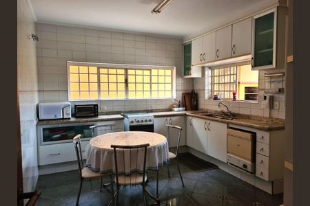 Cozinha de casa de condomínio para alugar com 3 quartos, 490m² em Bairro das Palmeiras, Campinas