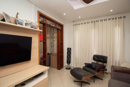Sala de TV de casa à venda com 4 quartos, 196m² em Jardim Santo Elias, São Paulo