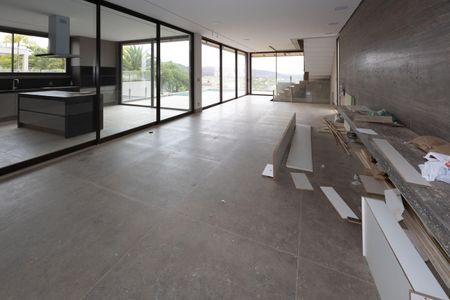 Sala de casa de condomínio para alugar com 6 quartos, 480m² em Alphaville, Nova Lima