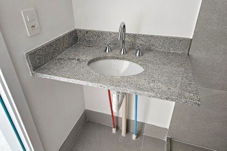 Banheiro de kitnet/studio à venda com 1 quarto, 35m² em Passo D’areia, Porto Alegre