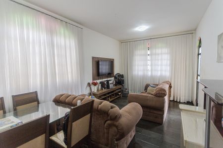 Sala de casa à venda com 2 quartos, 200m² em Esplanada, Belo Horizonte