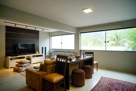 Sala de TV de casa para alugar com 4 quartos, 280m² em Itacoatiara, Niterói