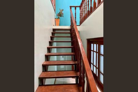 escada de casa para alugar com 3 quartos, 192m² em Vl Sto Agostinho, Porto Alegre