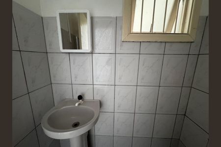Banheiro de kitnet/studio para alugar com 1 quarto, 28m² em Centro, São Leopoldo