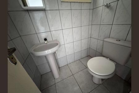 Banheiro de kitnet/studio para alugar com 1 quarto, 28m² em Centro, São Leopoldo
