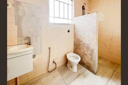 Banheiro de casa à venda com 2 quartos, 140m² em Bonfim, Belo Horizonte