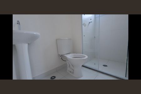 Banheiro de apartamento à venda com 1 quarto, 32m² em Parque Industrial Tomas Edson, São Paulo