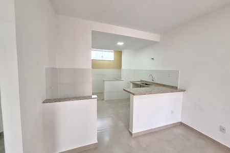 Sala de casa para alugar com 2 quartos, 60m² em Jardim Vinte E Cinco de Agosto, Duque de Caxias