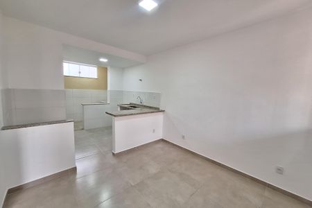 Sala de casa para alugar com 2 quartos, 60m² em Jardim Vinte E Cinco de Agosto, Duque de Caxias