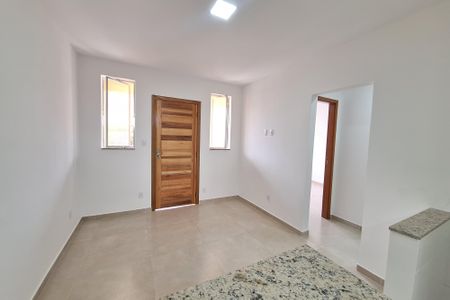Sala de casa para alugar com 2 quartos, 60m² em Jardim Vinte E Cinco de Agosto, Duque de Caxias