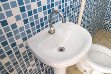 Banheiro Social de kitnet/studio para alugar com 1 quarto, 30m² em Guaratiba, Rio de Janeiro