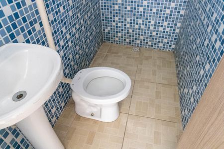 Banheiro Social de kitnet/studio para alugar com 1 quarto, 30m² em Guaratiba, Rio de Janeiro