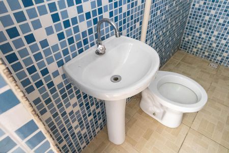 Banheiro Social de kitnet/studio para alugar com 1 quarto, 30m² em Guaratiba, Rio de Janeiro