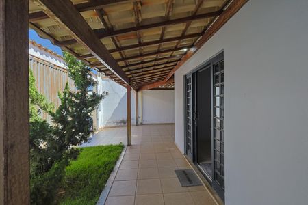 Varanda de casa à venda com 3 quartos, 220m² em Jardim Laguna, Contagem
