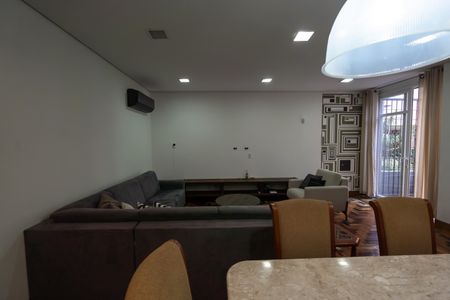 Sala de casa à venda com 4 quartos, 250m² em Independência, Porto Alegre