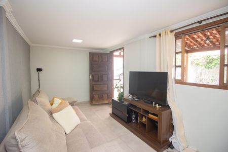 Sala de casa à venda com 4 quartos, 163m² em Santa Helena, Contagem