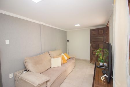 Sala de casa à venda com 4 quartos, 163m² em Santa Helena, Contagem