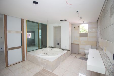 Banheiro da Suíte de casa à venda com 2 quartos, 380m² em Industrial São Luiz, Contagem