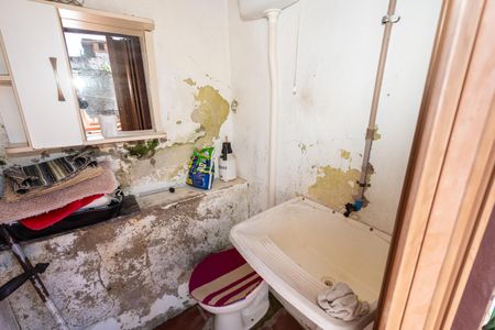 Banheiro de serviço de casa à venda com 1 quarto, 250m² em Santa Rosa de Lima, Porto Alegre