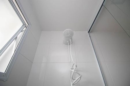 Banheiro de kitnet/studio para alugar com 1 quarto, 32m² em Vila Santa Terezinha (zona Norte), São Paulo