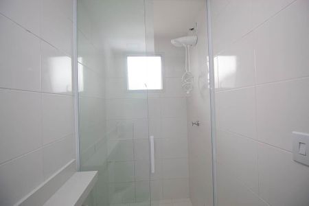 Banheiro de kitnet/studio para alugar com 1 quarto, 32m² em Vila Santa Terezinha (zona Norte), São Paulo