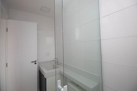 Banheiro de kitnet/studio para alugar com 1 quarto, 32m² em Vila Santa Terezinha (zona Norte), São Paulo