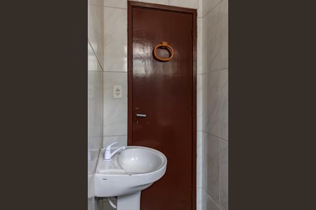 Banheiro de kitnet/studio para alugar com 1 quarto, 60m² em Camaquã, Porto Alegre