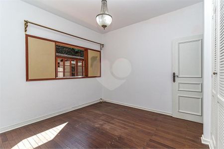 Casa à venda com 4 quartos, 273m² em Jardim Marajoara, São Paulo