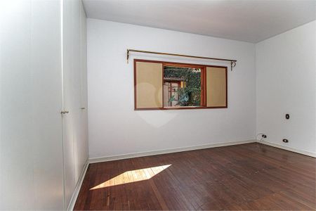 Casa à venda com 4 quartos, 273m² em Jardim Marajoara, São Paulo