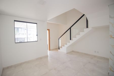 Sala de casa à venda com 3 quartos, 120m² em Cândida Ferreira, Contagem