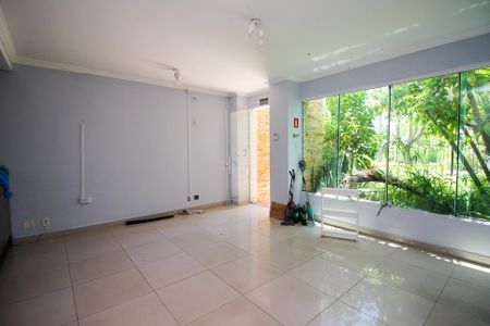 Sala 1 de casa para alugar com 3 quartos, 190m² em Guarujá, Porto Alegre