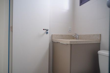 Banheiro Social de kitnet/studio para alugar com 1 quarto, 29m² em Independência, Porto Alegre