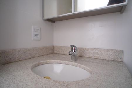 Banheiro Social de kitnet/studio para alugar com 1 quarto, 29m² em Independência, Porto Alegre